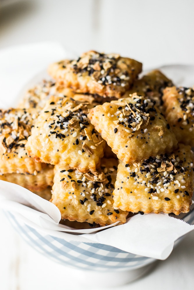 Spicy Everything Bagel Cheddar Cheese Crackers