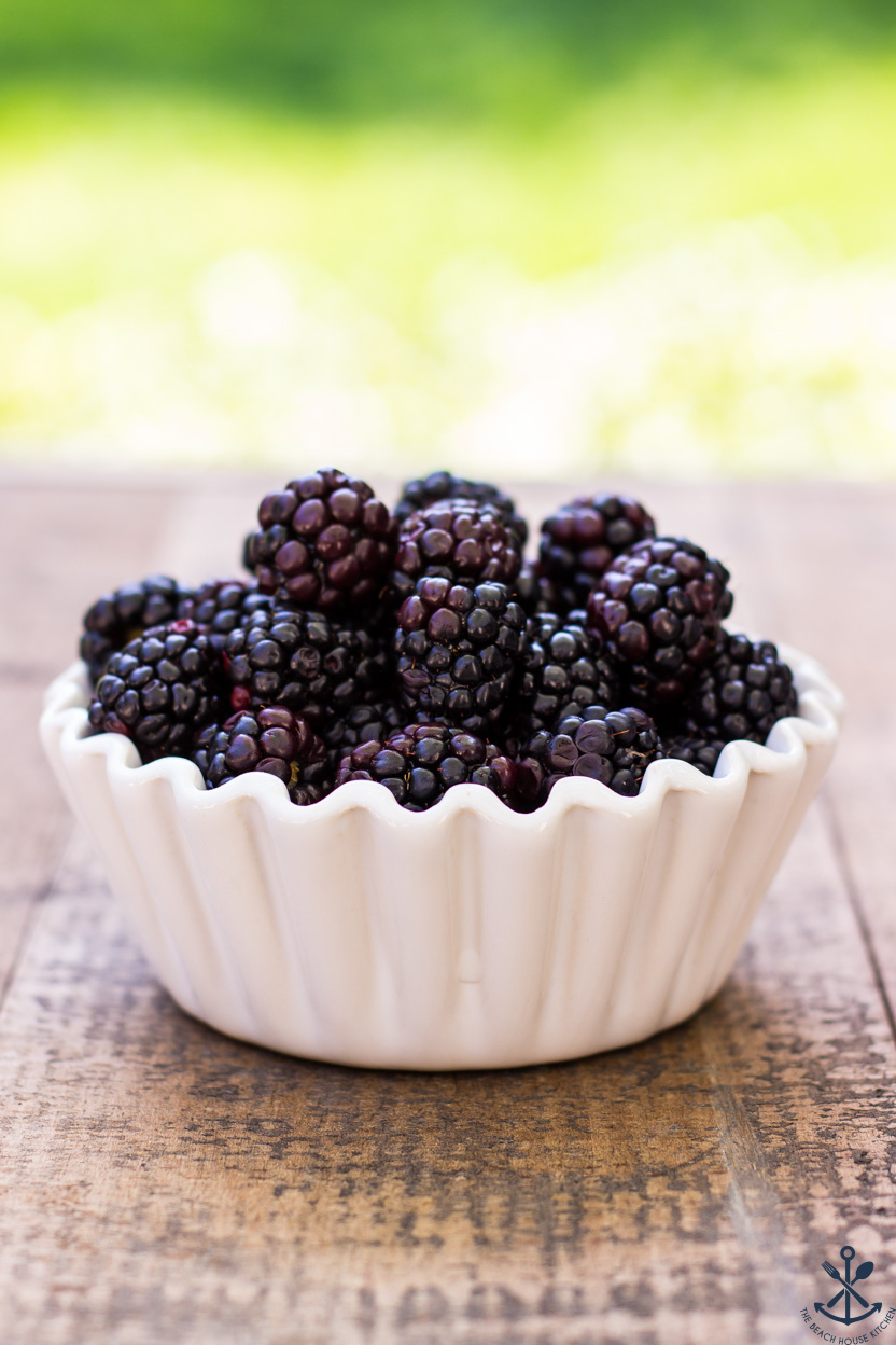 A bowl of blackberries