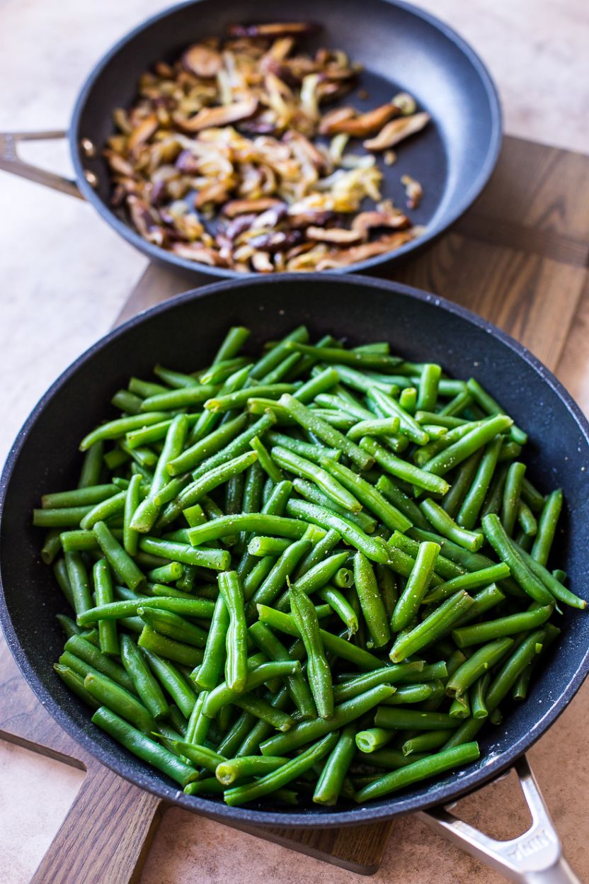 Up close photo of a skillet of green beans